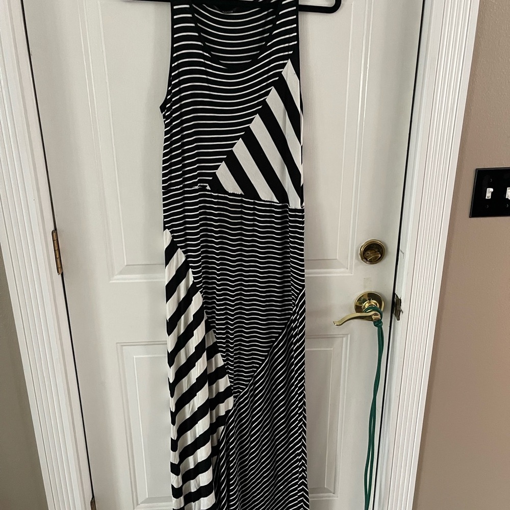Kensie Black and White Sleeveless Sundress